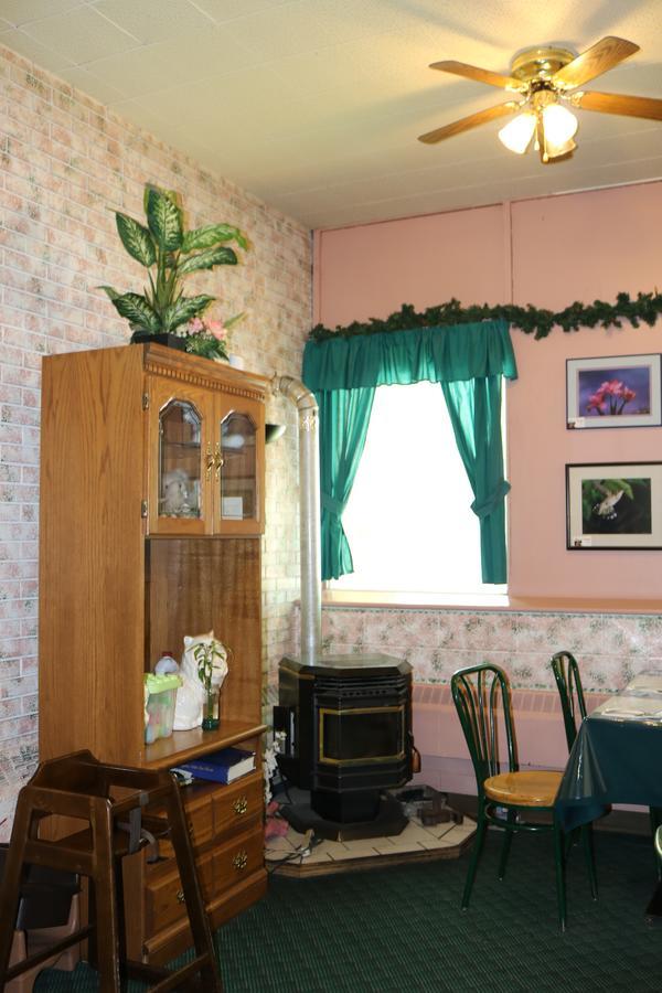 Manitou Motor Inn Extérieur photo